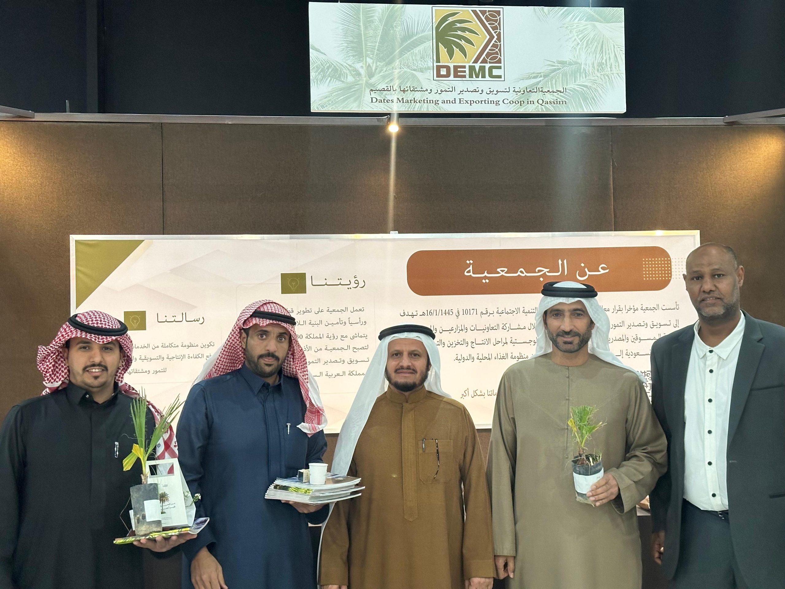مشاركة الجمعية التعاونية لتسويق وتصدير التمور بالقصيم في الملتقى الزراعي للنخيل والتمور
