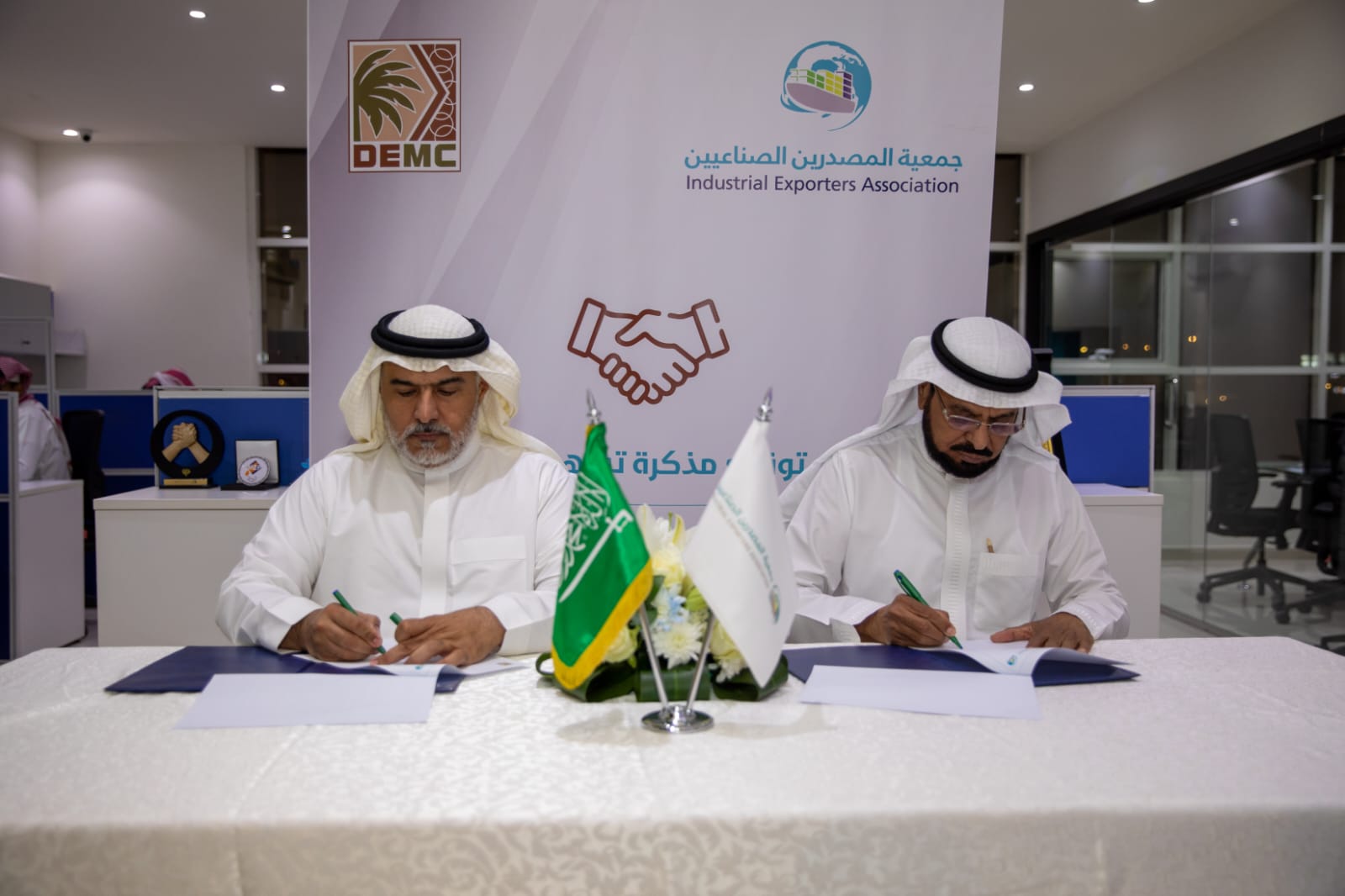 مذكرة تفاهم تجمع “تسويق وتصدير التمور” و “المصدرين الصناعيين” لتعزيز التعاون في تصدير التمور